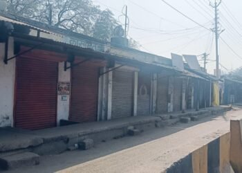 सीमेंट फैक्ट्री में लगातार बदबूदार कचरे को जलाने से नगर में आक्रोश सांकेतिक बाजार बंद कर नगर वासियों ने जताया विरोध।