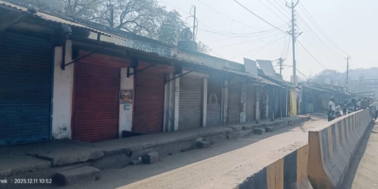 सीमेंट फैक्ट्री में लगातार बदबूदार कचरे को जलाने से नगर में आक्रोश सांकेतिक बाजार बंद कर नगर वासियों ने जताया विरोध।