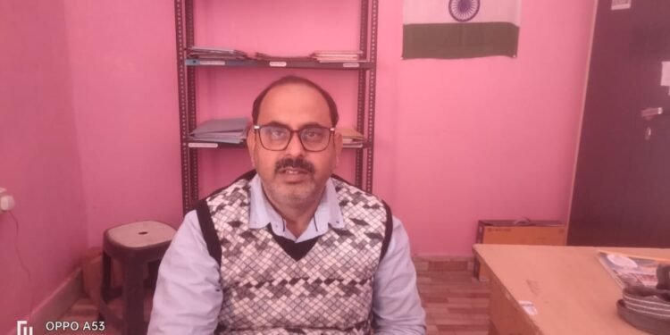 साइकिल से दफ्तर पहुंचकर ग्राम पंचायत सचिव ने जताया विरोध, आंदोलन तेज करने की चेतावनी ।।