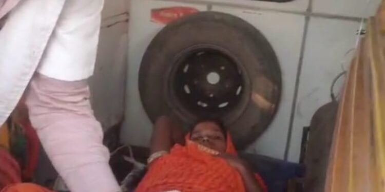 सोनभद्र से बड़ी खबर: 108 एंबुलेंस में हुई महिला की सुरक्षित डिलीवरी।