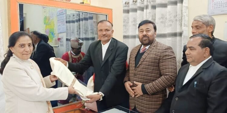 मा0 सुश्री न्यायमूर्ति नन्द प्रभा शुक्ला प्रशासनिक न्यायधीश सोनभद्र से डिस्ट्रिक्ट बार एसोसिएशन का प्रतिनिधि मंडल मिला।