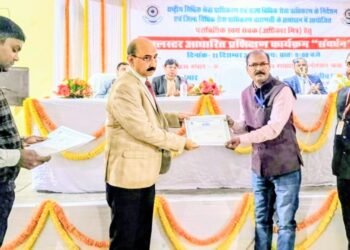 वाराणसी जिला जज ने कमाल अहमद को मित्र की उपाधि से सम्मानित किया।