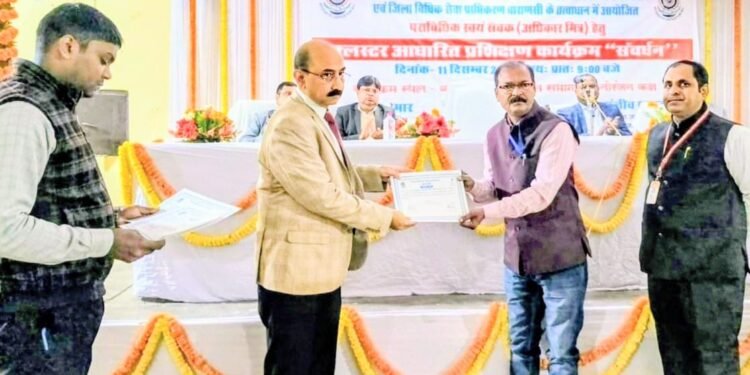 वाराणसी जिला जज ने कमाल अहमद को मित्र की उपाधि से सम्मानित किया।