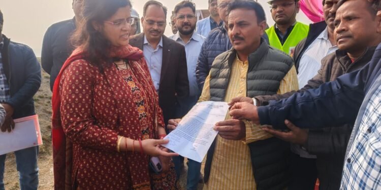 बंद खदानो को सुरक्षित पुनः चालू करवाने की मांग को लेकर सौंपा ज्ञापन उद्योग व्यापार अध्यक्ष मुकेश जैन।