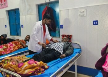 संकल्प नशामुक्ति केंद्र चोपन में मरीजों का स्वास्थ्य परीक्षण।