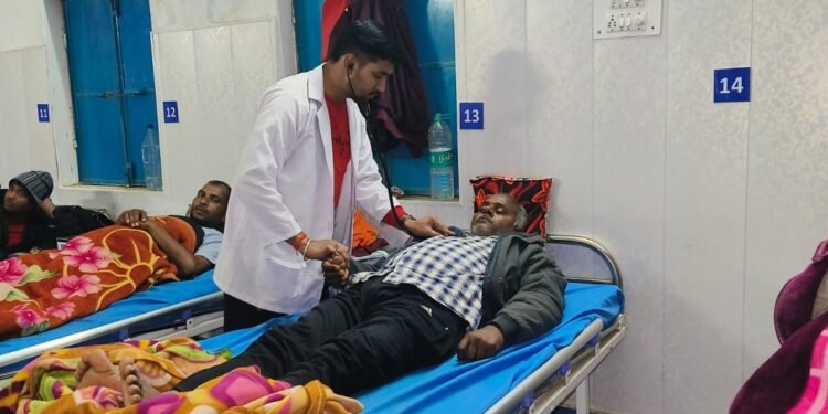 संकल्प नशामुक्ति केंद्र चोपन में मरीजों का स्वास्थ्य परीक्षण।