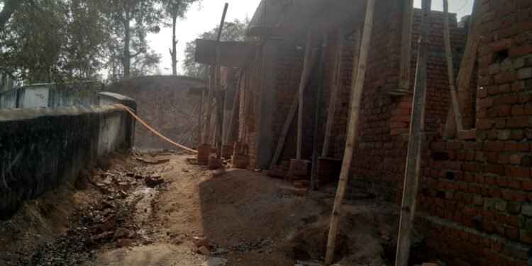 स्कूल भवन निर्माण में गुणवत्ता विहीन कार्य का आरोप, जांच की मांग ।।