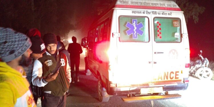 महिला को बचाने में दो बाइक सवार आपस मे टकराए ,बुजुर्ग घायल।