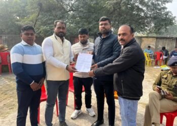 अत्यधिक ठंड के मद्देनजर क्षेत्र में अलाव रखवाने व जरूरतमंदों में कंबल वितरण कराने हेतु समाजसेवी ने एसडीएम को सौंपा ज्ञापन।