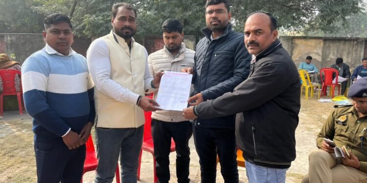 अत्यधिक ठंड के मद्देनजर क्षेत्र में अलाव रखवाने व जरूरतमंदों में कंबल वितरण कराने हेतु समाजसेवी ने एसडीएम को सौंपा ज्ञापन।