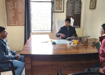 शिक्षकों की लंबित मांगो को लेकर बीएसए से मिला राष्ट्रीय शैक्षिक महासंघ प्रतिनिधिमंडल।