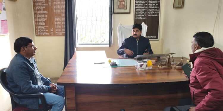 शिक्षकों की लंबित मांगो को लेकर बीएसए से मिला राष्ट्रीय शैक्षिक महासंघ प्रतिनिधिमंडल।