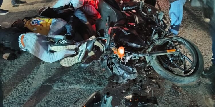 खड़ी ट्रेक्टर टाली में बाइक सवार टकराए ,तीन की मौत एक गम्भीर।