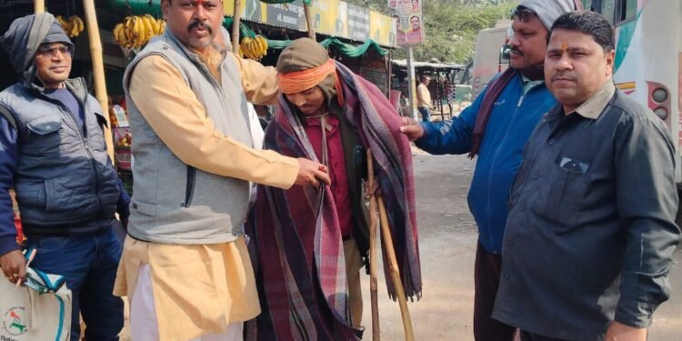 अटल जी के जन्मदिन पर जरूरतमन्दों में कम्बल वितरण किया गया।