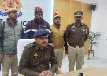 आलू के बोरे के नीचे छिपाकर लेजाई जा रहीं थी अवैध शराब ।