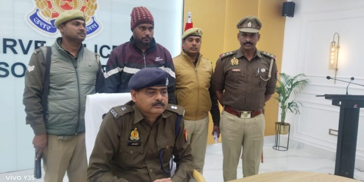 आलू के बोरे के नीचे छिपाकर लेजाई जा रहीं थी अवैध शराब ।