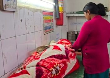 तेज रफ्तार टिपर के अचानक ब्रेक से हादसा, महिला समेत तीन घायल।