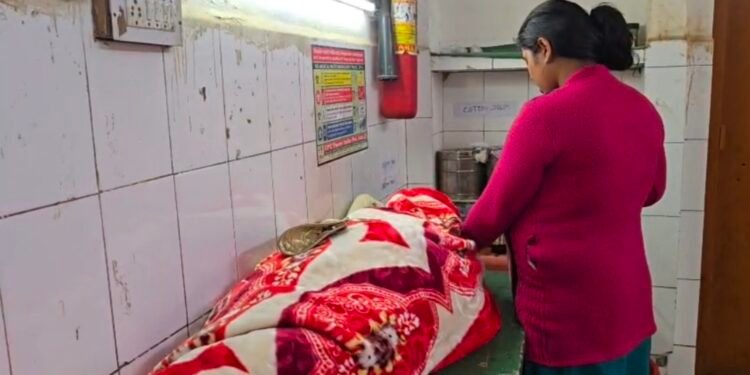 तेज रफ्तार टिपर के अचानक ब्रेक से हादसा, महिला समेत तीन घायल।