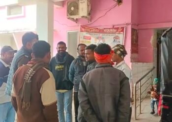 चलती ट्रेन से गिरा अज्ञात युवक, मौके पर मची अफरा-तफरी।