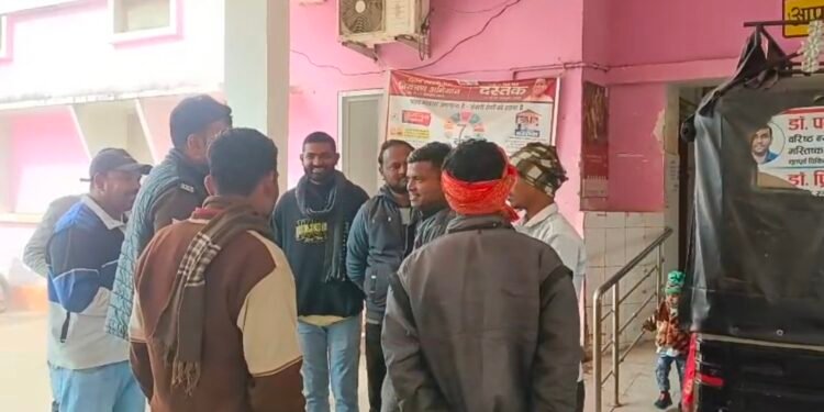 चलती ट्रेन से गिरा अज्ञात युवक, मौके पर मची अफरा-तफरी।