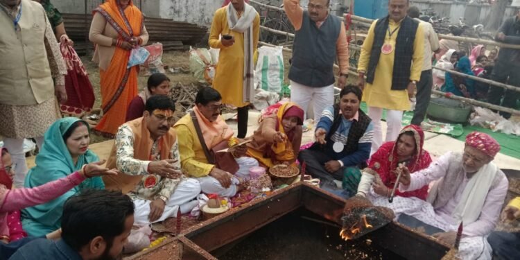 श्री राम राज्याभिषेक की सजी भव्य झाकी, आनंद उत्सव में मग्न हुए भक्त।