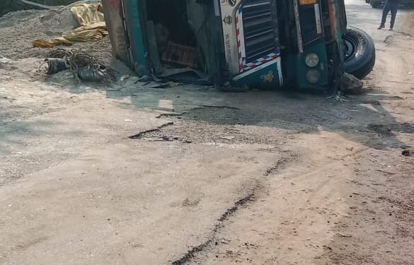 बीजपुर-रेणुकूट मार्ग पर राख लदा हाइवा पलटा, जाम से हुई परेशानी ।।