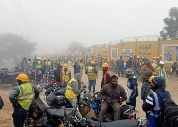 दो महीने का मजदूरी बकाया मजदूरों ने कार्य का किया बहिष्कार मामला सीमेंट कंपनी।।