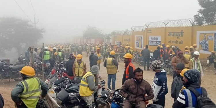 दो महीने का मजदूरी बकाया मजदूरों ने कार्य का किया बहिष्कार मामला सीमेंट कंपनी।।