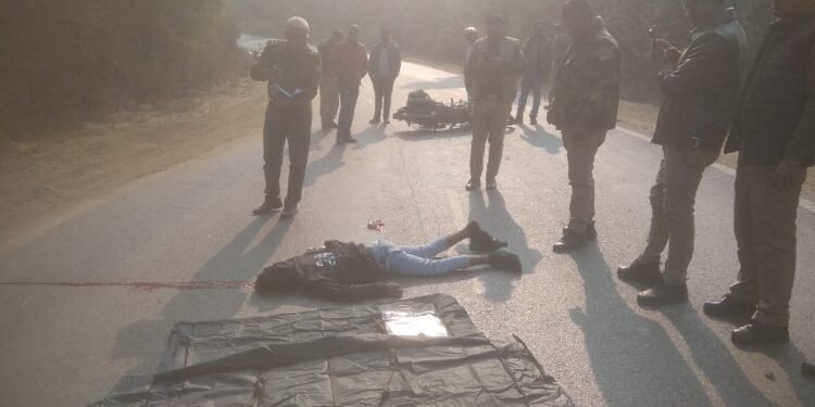 सड़क हादसे में बाइक सवार युवक की मौके पर मौत।
