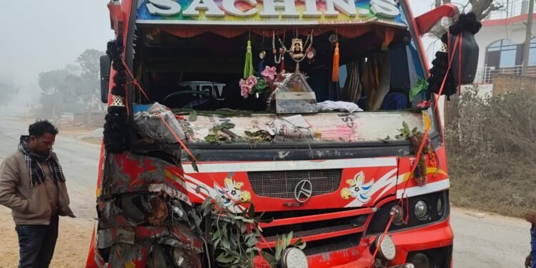 कोहरे के कारण अनियंत्रित होकर पेड़ से टकराई यात्री बस, टला बड़ा हादसा।।