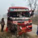 कोहरे के कारण अनियंत्रित होकर पेड़ से टकराई यात्री बस, टला बड़ा हादसा।।
