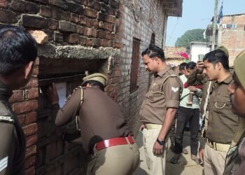 गैंगस्टर एक्ट आरोपी के घर पर पुलिस ने नोटिस चस्पा किया।