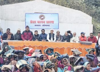 ठंड से जूझ रहे असहायों के लिए आगे आया प्रेस क्लब डाला, ठिठुर रहे लोगों को दी बड़ी राहत।