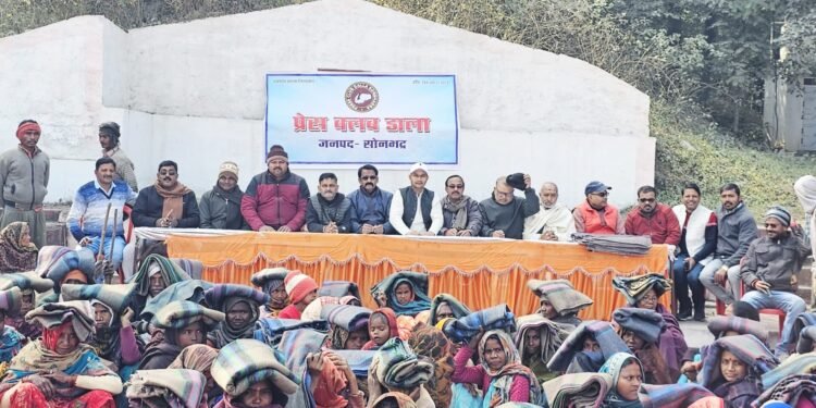 ठंड से जूझ रहे असहायों के लिए आगे आया प्रेस क्लब डाला, ठिठुर रहे लोगों को दी बड़ी राहत।