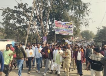 रोजगार, बिजली व सड़क की मांग को लेकर ग्रामीणों का पैदल मार्च ।