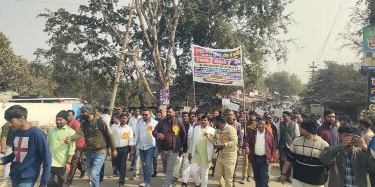 रोजगार, बिजली व सड़क की मांग को लेकर ग्रामीणों का पैदल मार्च ।