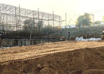 ​चोपन गांव रहवासियों को बड़ी सौगात: रेलवे ने शुरू किया अंडरपास का निर्माण, अब फाटक के जाम से मिलेगा निजात।