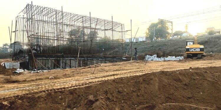 ​चोपन गांव रहवासियों को बड़ी सौगात: रेलवे ने शुरू किया अंडरपास का निर्माण, अब फाटक के जाम से मिलेगा निजात।