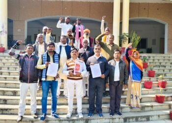 डॉक्टर भीमराव अंबेडकर के नाम की भूमि को कब्जा मुक्त कराए जाने के संबंध में जिलाधिकारी कार्यालय पर किया प्रदर्शन।