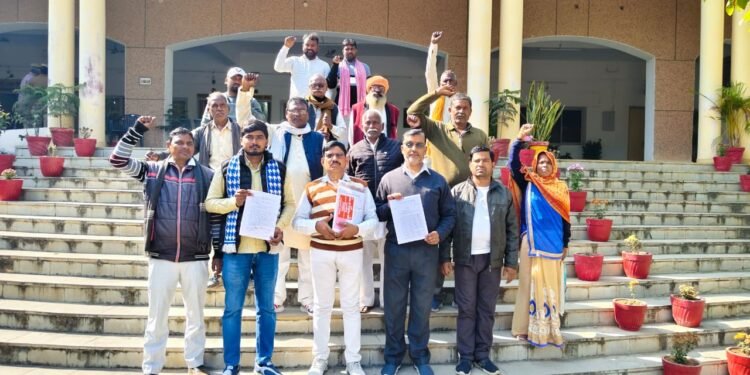 डॉक्टर भीमराव अंबेडकर के नाम की भूमि को कब्जा मुक्त कराए जाने के संबंध में जिलाधिकारी कार्यालय पर किया प्रदर्शन।