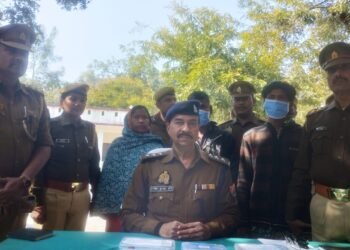दुद्धी पुलिस की बड़ी कार्रवाई: 3 नफर अभियुक्त गिरफ्तार, तमंचा-कारतूस व ₹42,500 नकद बरामद।