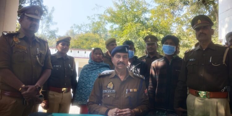 दुद्धी पुलिस की बड़ी कार्रवाई: 3 नफर अभियुक्त गिरफ्तार, तमंचा-कारतूस व ₹42,500 नकद बरामद।