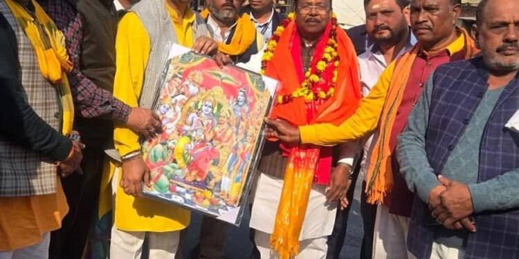 कैबिनेट मंत्री राम विचार नेताम का चोपन बैरियर पर भाजपा कार्यकर्ताओं ने किया जोरदार स्वागत।