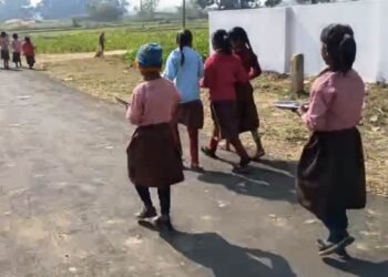 दो वर्षों से हैंडपंप खराब, पानी के लिए विद्यालय से बाहर जाते है छात्र।।