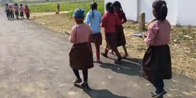 दो वर्षों से हैंडपंप खराब, पानी के लिए विद्यालय से बाहर जाते है छात्र।।