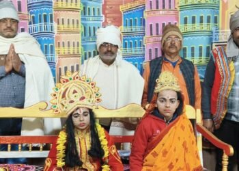 कड़ाके की ठंड में आस्था की अनोखी मिसाल:।