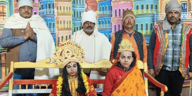 कड़ाके की ठंड में आस्था की अनोखी मिसाल:।