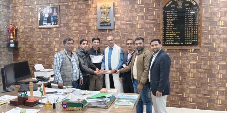 ओबीसी एसोसिएशन द्वारा रेलवे DTM चोपन को अति विशिष्ट रेल सेवा पुरस्कार मिलने पर सम्मानित किया गया*।