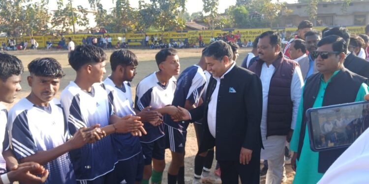 महुली खेल मैदान पर राजा बरियार शाह फुटबॉल टूर्नामेंट का भव्य आगाज, विंध्याचल सोसायटी सिंगरौली ने उद्घाटन मैच 3–1 से जीता।