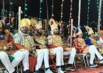 चोपन सिंदुरिया गांव के ऐतिहासिक रामलीला के छटवे दिवस पर धनुष यज्ञ की लीला का मंचन किया गया।